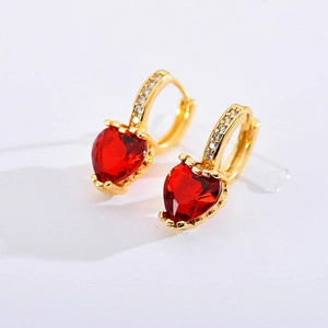 Détails de boucles d'oreilles créoles cœur rouge doré avec pavé de diamants