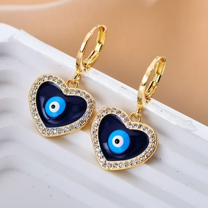 Detail van gouden hart oorbellen met blauw emaille oog en zirkonia versiering