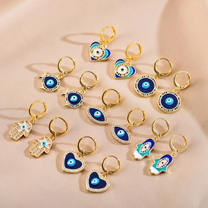 Detail van goudvergulde Evil Eye oorringen met kleurrijk emaille en pavé kristallen