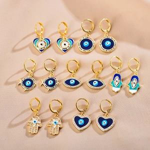 Detail van Evil Eye oorringen met blauwe emaille hangers en kleine kristallen