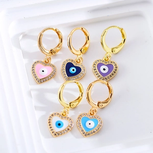 Detailweergave van kleurrijke Evil Eye hartoorbellen met fonkelende kristallen