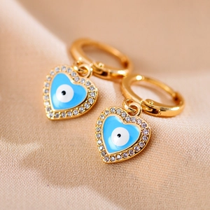 Gouden hart oorbellen met blauw emaille duivels oog en glanzende zirkoniasteentjes
