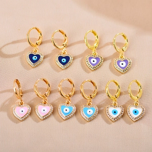 Detail van vijf hartvormige evil eye oorringen met emaille en fonkelende kristallen steentjes