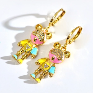 Détail de boucles d'oreilles ours plaquées or avec émail coloré et accents de zircone brillants