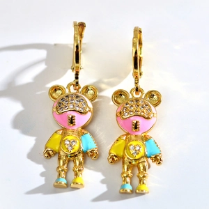 Boucles d'oreilles ours créatives avec placage d'or, émail rose et accents de zircon