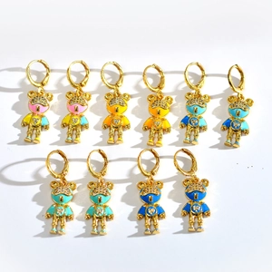 Détails macro des boucles d'oreilles oursons multicolores avec placage or et zircons brillants