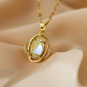 Goldene Kleeblatt-Halskette mit opalartigem Stein und funkelnden Kristallen für Damen