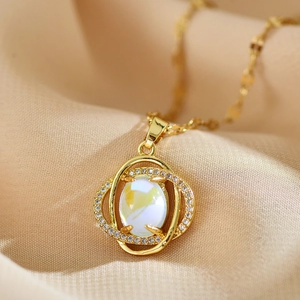 Elegante goldene Kleeblatt Halskette mit Opalstein und Zirkonia Halo für Damen
