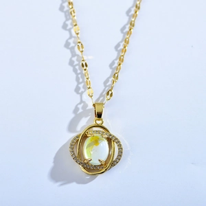 Goldene Titanstahl-Halskette mit Zirkonia-Doppelschleife und Opal-Anhänger-Design