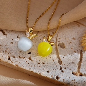Collier élégant pendentif pomme en œil de chat plaqué or avec accents de zircone cubique
