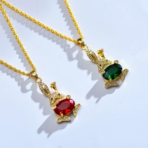 Luxe konijn hanger ketting met zirkonia en rood-groene stenen op een gouden ketting