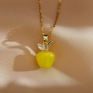 Collier doré avec pendentif pomme en œil de chat, détails en diamant et chaîne fine