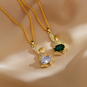 Luxe gouden konijn hanger ketting met micro-zirkonen en groene edelsteen details erop