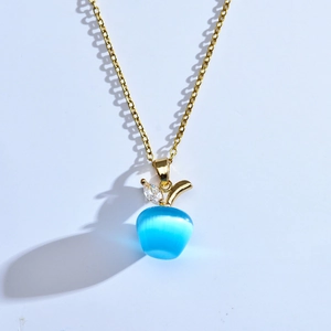 Élégant collier pomme plaqué or avec pierre œil de chat bleue et détail de feuille