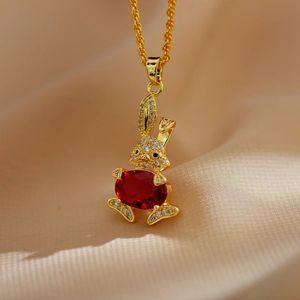 Luxe konijnenketting met rode zirkoon en sprankelende stenen aan een gouden ketting