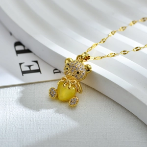 Collar con colgante de oso dorado de moda con circonitas y una piedra de corazón
