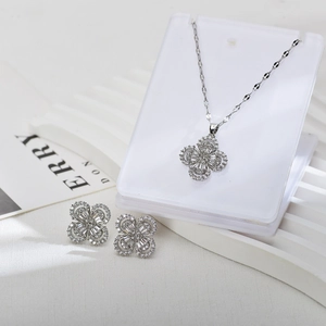 Elegante klaver sieradenset met ketting en oorknopjes met micro-gezette zirkonia steentjes