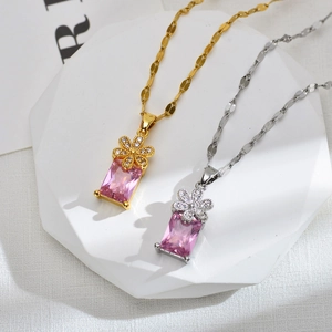 Elegante ketting met roze rechthoekig kristal en bloemhanger in goud en zilver finish
