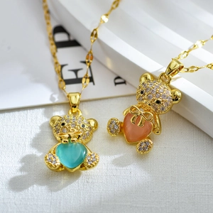 Collar de oso dorado con ópalo de corazón colorido y acentos de circonita blanca