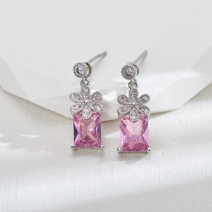 Elegante bloem oorknoppen met roze rechthoekig geslepen zirkoon en zilveren zetting