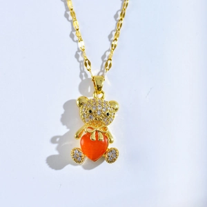 Collar con colgante de oso de moda con gema de corazón de colores y microcirconitas en oro