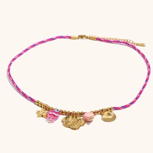 Collier bohème en corde rose fuchsia avec pendentifs coquillages et fleurs dorés 18K