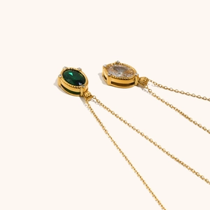 Dettaglio dei pendenti in zircone ovale placcato oro 18K con bordi intrecciati e gemme