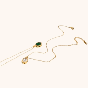 Dettaglio del fermaglio a moschettone in S.Steel e collane con zircone placcato oro 18K