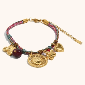 Bohemian gevlochten katoenen armband met gouden zon- en hartvormige hangers en stalen sluiting