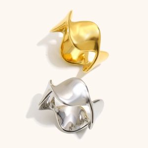 Dettaglio di anelli geometrici intrecciati in oro 18K e argento lucido