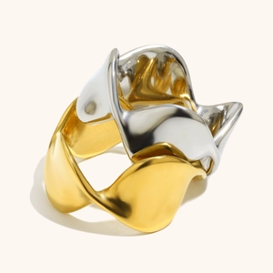 Anello geometrico a onde moderno bicolore oro 18 carati e argento finitura lucida