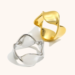 Anelli minimalisti in acciaio inossidabile oro e argento con design a onde lucide