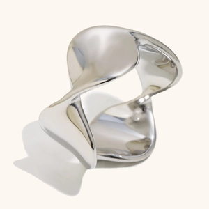 Anello largo minimalista in argento con finitura a specchio e design geometrico