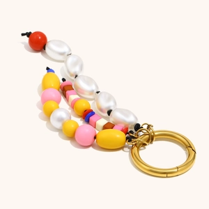 Détails des perles en plastique colorées à plusieurs rangs sur un porte-clés doré 18 carats