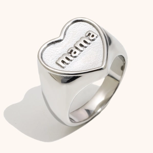 Chevalière coeur argentée polie avec gravure mama 3D dans un style métal minimaliste