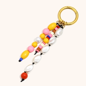 Porte-clés chic en acier inoxydable plaqué or 18K avec perles colorées en résine et nacres
