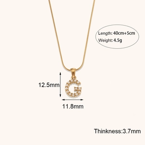 Elegante collana a catena serpente dorata con pendente a lettera G in perle donna