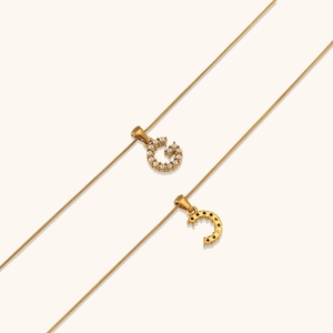 Collana a catena serpente dorata con ciondolo a lettera e perle per donne