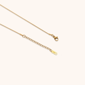 Dettaglio della collana a catena serpente placcata in oro 18K con chiusura e targhetta