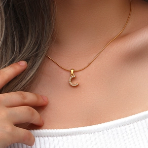 Collana a catena serpente dorata in acciaio inossidabile con ciondolo lettera C e perle