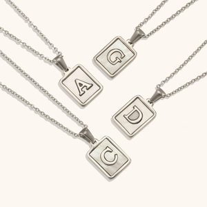 Détails des pendentifs carrés en nacre A, C, D, G sur des chaînes en acier
