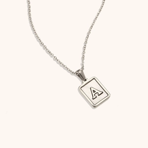 Vue détaillée du collier en acier inoxydable avec pendentif rectangulaire et lettre A