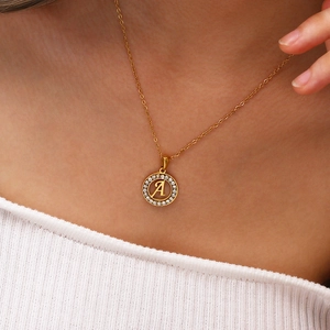Goldene Edelstahlkette mit rundem, hohlem A-Buchstaben-Anhänger und Zirkonia-Inlay