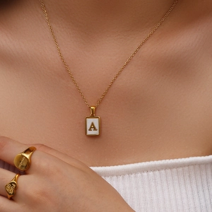 Collier doré en acier inoxydable avec pendentif lettre A en nacre et bagues gravées
