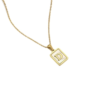 Collier doré avec pendentif carré lettre D et nacre sur chaîne maille forçat