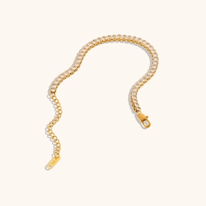 Détail macro du bracelet plaqué or 18K avec zircons carrés et fermoir mousqueton ajustable