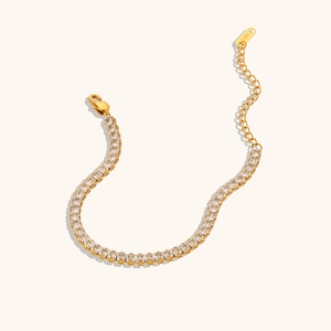 Détail de la chaîne plaquée or 18K avec zircons carrés et fermoir mousqueton robuste