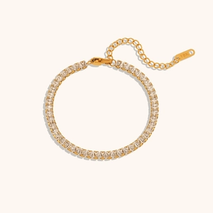 Détail du bracelet plaqué or 18K avec zircones carrés et fermoir mousqueton avec extension
