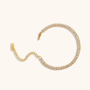 Détail du bracelet tennis plaqué or 18K avec zircons carrés et fermoir à mousqueton robuste
