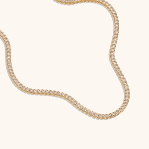 Gros plan sur un collier tennis luxueux plaqué or 18 carats avec zircons carrés brillants